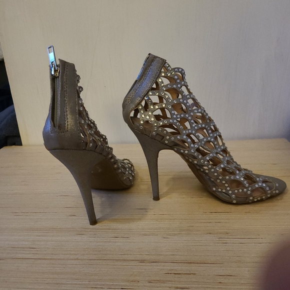 Heels - Picture 2 of 5